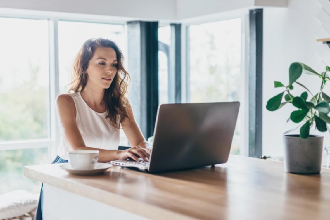 Formateur animant un webinaire interactif